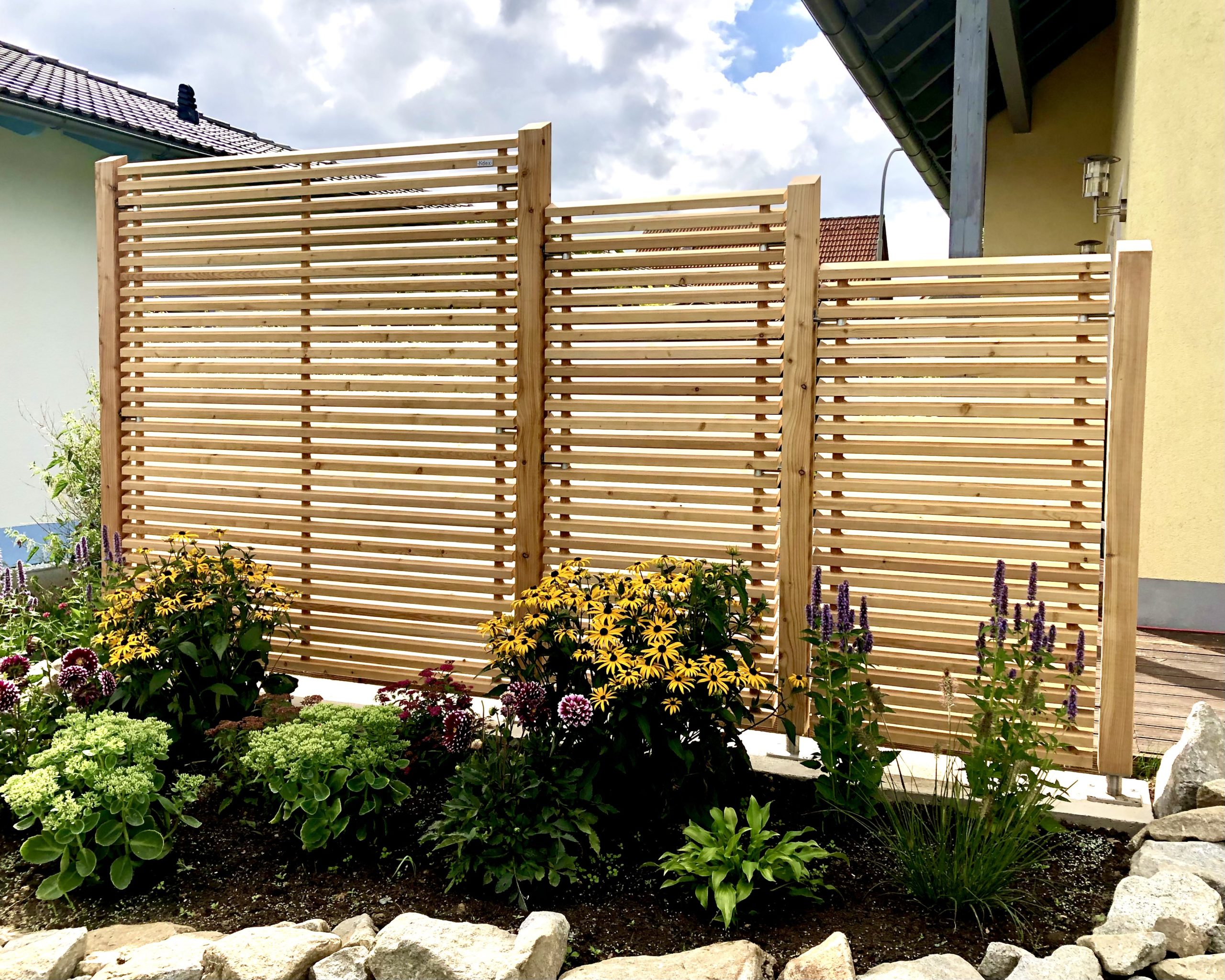 Stufiger Terrassensichtschutz und Windfang